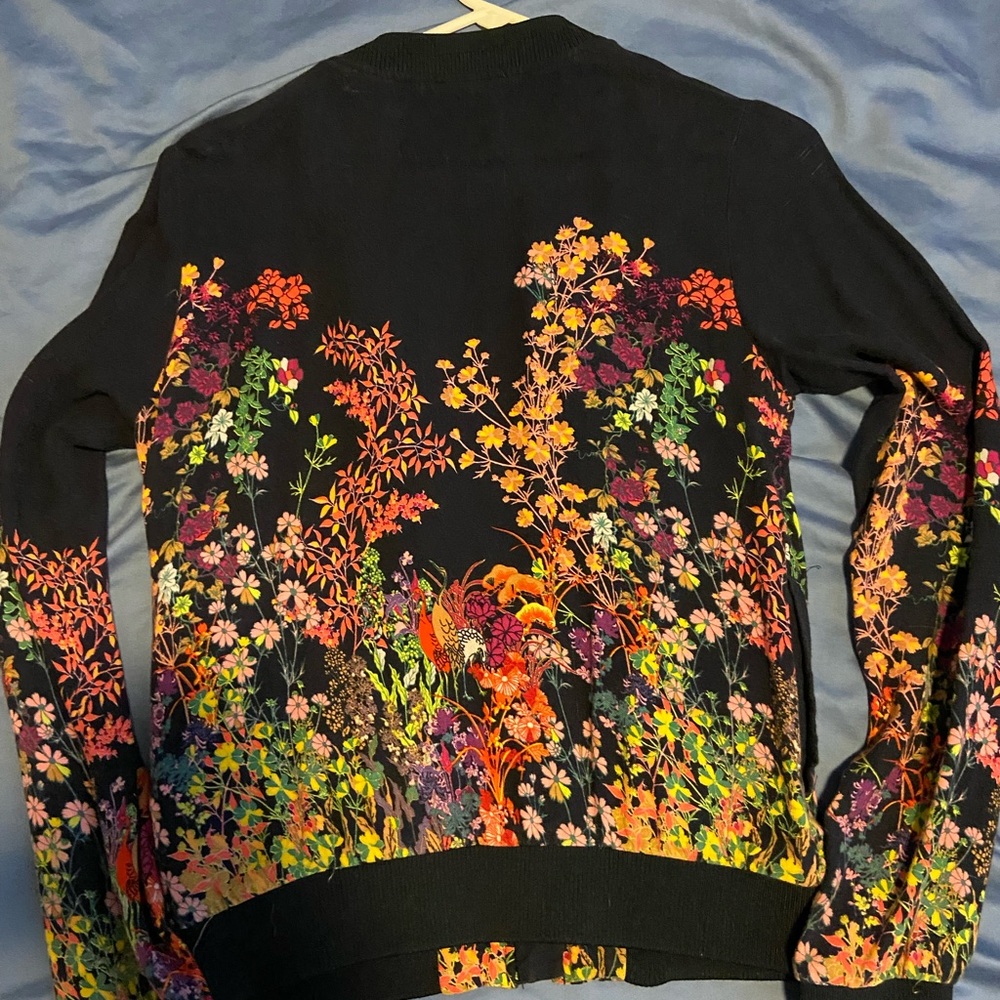 Zip-up floral long sleeve shirt/light jacket.